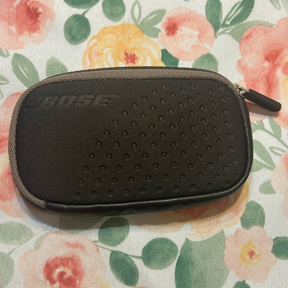BOSE QuietComfort® 20 headphones carrying case